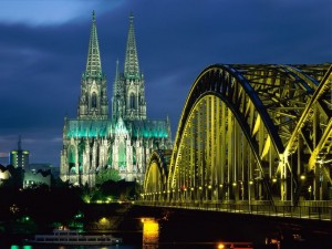 Cologne_Cathedral_And_Hohenzollern_Bridge,_Cologne,_Germany