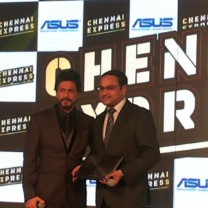 L to R - Mr. Shah Rukh Khan & Mr. Apratim Sharma (ASUS India)