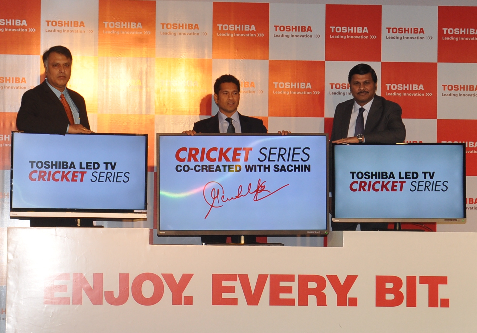 L-R Mr. Amitabh Tiwari, VP-Sales & Marketing, Consumer Products, Toshiba-DS Division, Sachin Tendulkar, Mr. Sanjay Warke,  Country Head Toshiba India - DS Division, launching Worlds 1st Cri