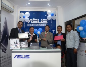 Mr.-Apratim-Sharma-Country-Product-Manager-System-Business-Group-ASUS-India-showcasing-the-products-in-their-first-store-launch-in-Mizoram