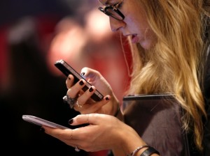 women_using_iphone_new_york_reuters