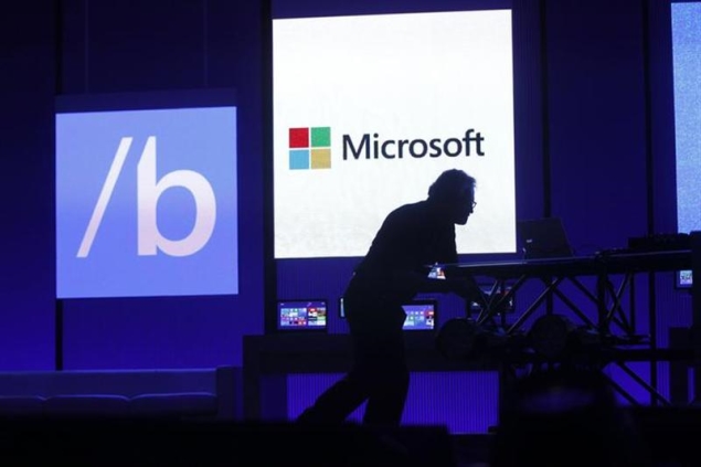 microsoft-worker-635