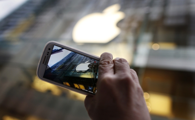 apple_logo_pic_with_samsung_phone_reuters
