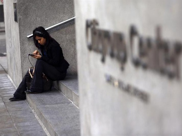 girl_using_smartphone_reuters