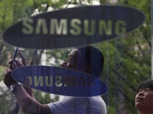 man taking samsung logo pic