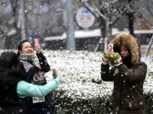 women mobile in snow