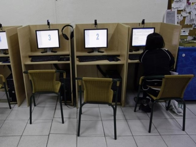 women_using_internet_cyber_cafe_reuters