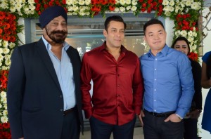 Salman Khan with (Left) MS Malik Director OPPO Mobiles India and (Right) Shine Shen Brand Manager OPPO Mobiles India