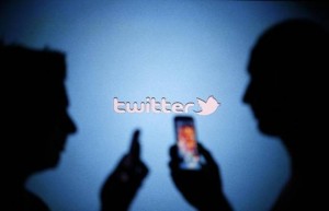 twitter-users-with-phones-reuters-635