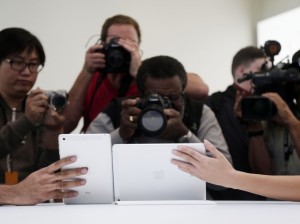 apple_ipad_launch_pics_ap