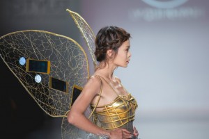 Closeup of the opening outfit based on the OPPO R5