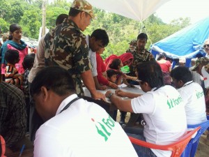 Fortis Team working with Nepalese Army to provide medical care to quake affected people (2)