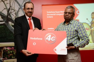 Ishmeet Singh, Business Head - Mumbai, Vodafone India giving a 4G SIM Card to Shri Prabhat Ranjan, Police Commissioner - Navi Mumbai during the launch of Vodafone