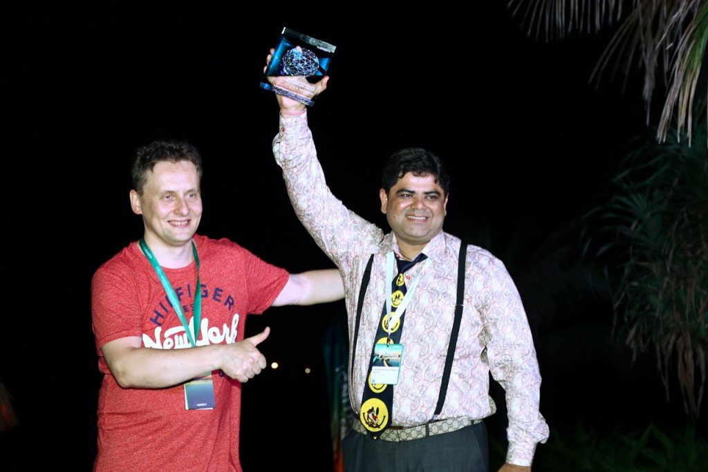 Mr. Vikram Mehta, Director – VR Infotech receiving the award