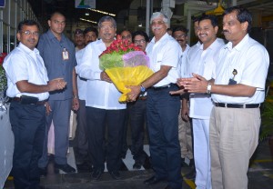 PHOTO --Centre (L) Hon’ble Shri Chandrakant Dada Patil being welcomed by Mr. Rajendra R. Deshpande, Joint Managing Director, Kirloskar Oil Engines Limited