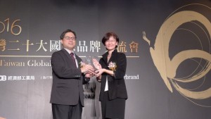 tefen-tao-right-avp-of-zyxels-brand-and-marketing-management-division-receives-the-award-from-dr-ming-ji-wu-left-director-general-of-industrial-development-bureau-ministry-of-economi