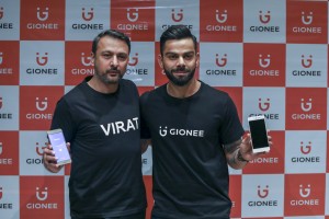 arvind-r-vohra-country-ceo-md-gionee-india-along-with-gionees-new-brand-ambassador-indian-captain-virat-kohli-for-a-photo-op