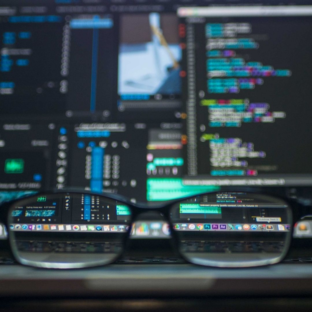 How can the manufacturing industry leverage cloud computing?