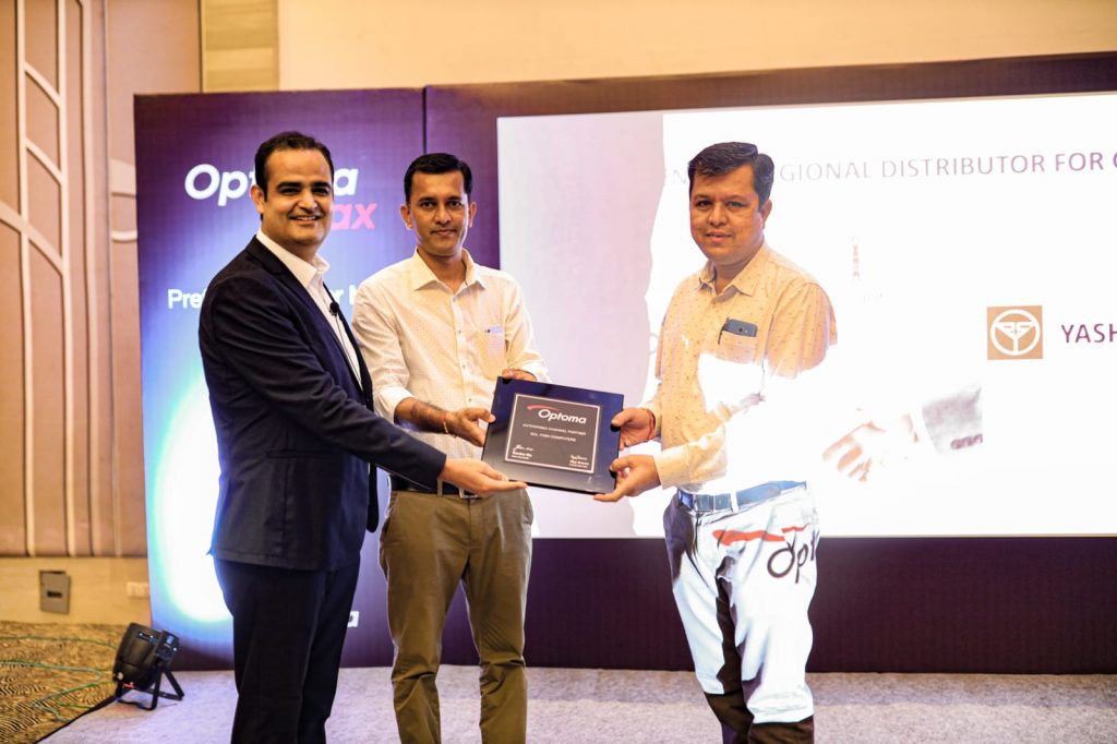 (Left)-Vijay Sharma, Country Head India, Optoma Corporation at the Channel Partner Meet