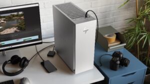 The HP ENVY Desktop PC gives power to creators with one-touch tool-less upgradeability, and easy access to a variety of ports to seamlessly connect up multiple devices.