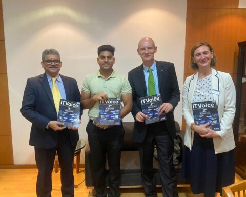 (L to R: Chandrakant Nayak – CEO & Country President Dow India, Manik Rana – IT Voice Media, Jonathan Penrice – President Mobility, Dow, Dr. Esther Quintanilla - Global Strategic Mobility Marketing Leader, Dow)